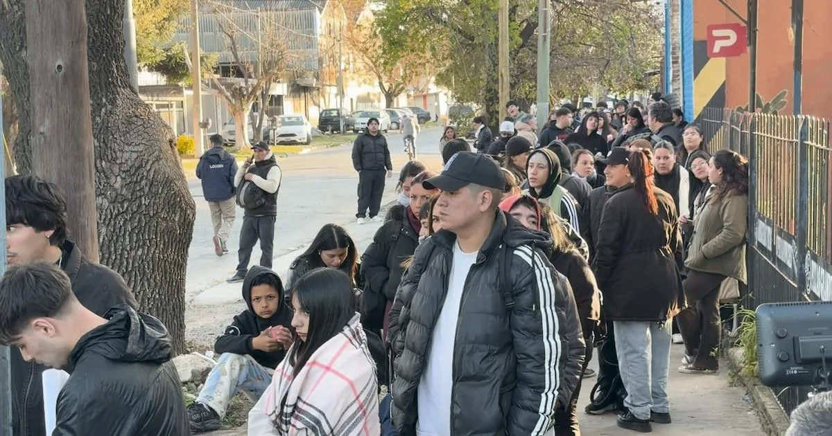 Más de ocho cuadras de fila por 70 puestos de trabajo: la postal de la búsqueda laboral en Mar del Plata