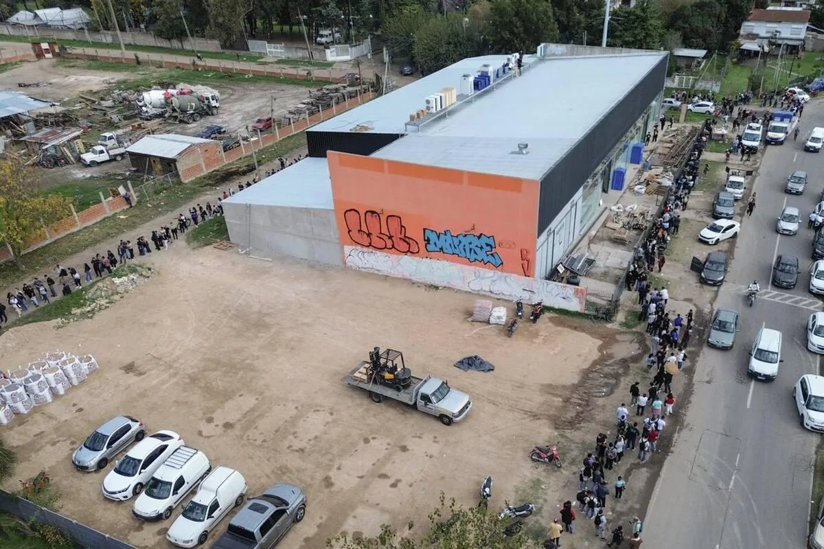 Más de ocho cuadras de fila por 70 puestos de trabajo: la postal de la búsqueda laboral en Mar del Plata