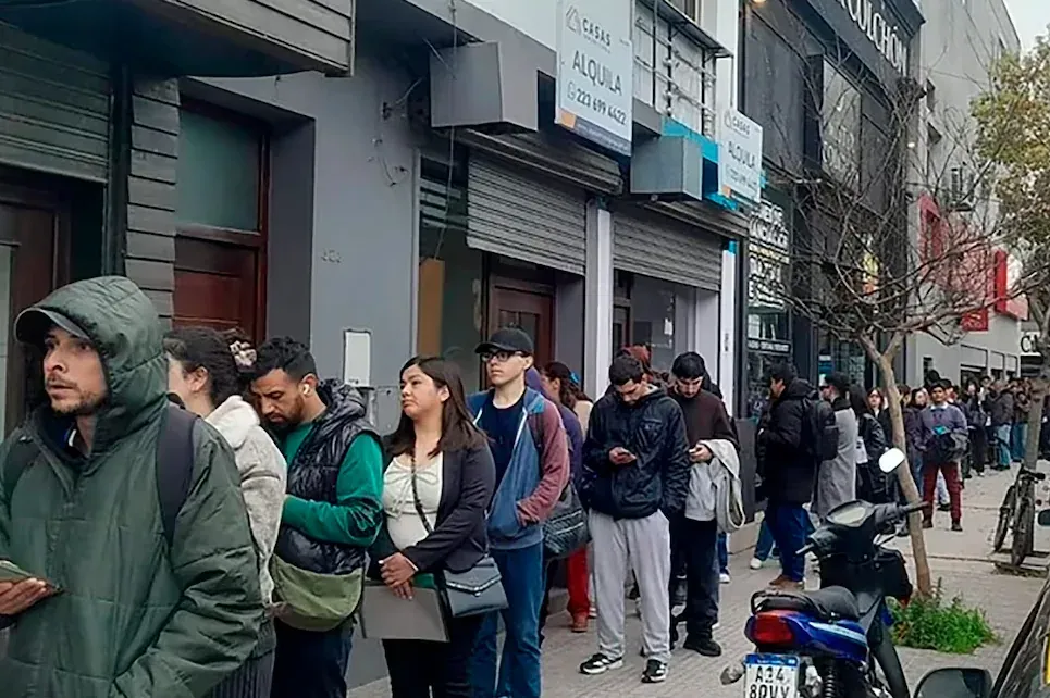 Más de ocho cuadras de fila por 70 puestos de trabajo: la postal de la búsqueda laboral en Mar del Plata