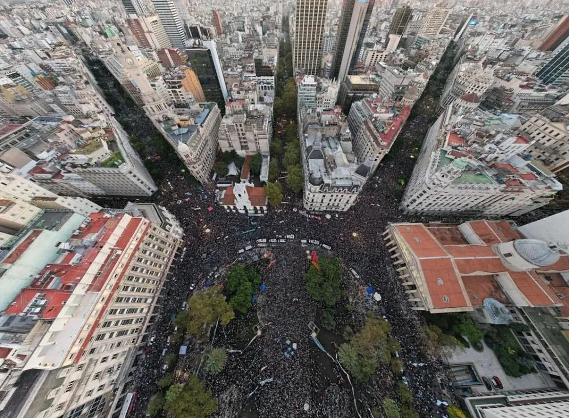 Estudiantes ingresaron al Palacio Sarmiento y reclaman la aplicación de la Ley de Financiamiento Universitario