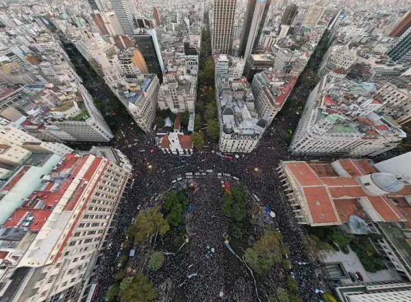 Estudiantes ingresaron al Palacio Sarmiento y reclaman la aplicación de la Ley de Financiamiento Universitario